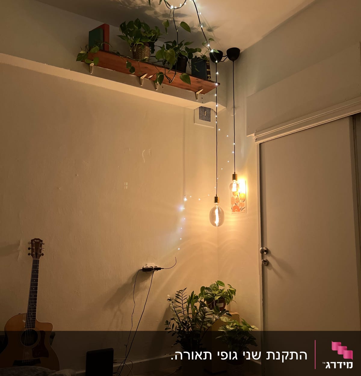 מנורות תלויות עם חוטי חשמל על הקיר